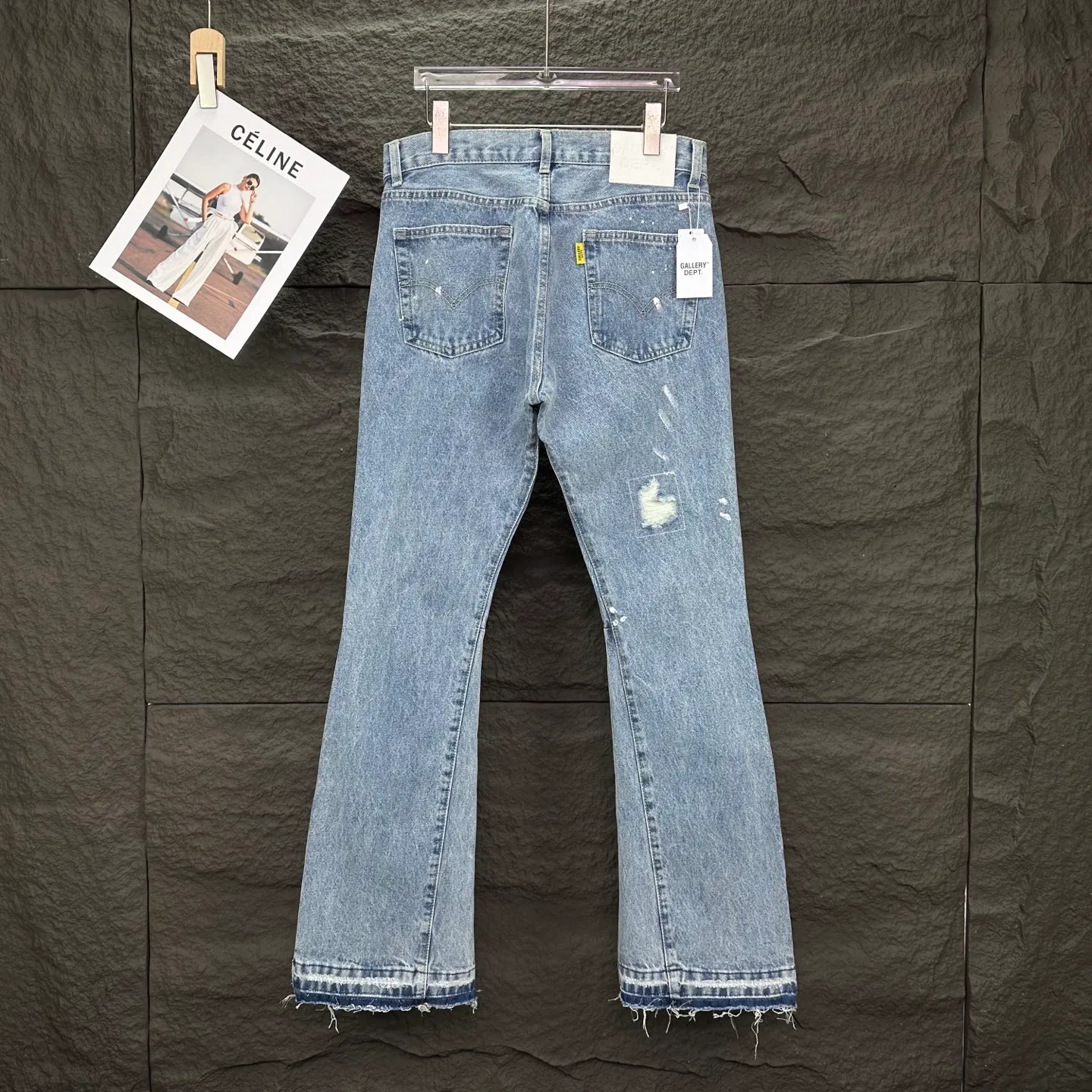 P250 GALLERY DEPT. 2025 New Ripped Holes, Hand-painted and Tangled Couple Style Loose Washed Flare Jeans 🔥High Version🔥High Version🔥 Top Ceiling Quality Styles with different washed textures are very friendly to people with thin legs and thick legs. The straight version is very flattering to the leg shape. Moderate length that never goes out of style, easy and casual to match, basic styling for various styles, a must-have in the wardrobe! The fabric is stiff but also makes the upper body soft without losing texture. The washing process is even more perfect. It is a must-have item for everyone! ! ! Washed wheat, hang tag, pants label, complete with three labels Color: light blue Size: 28, 30, 32, 34, 36 (five sizes)
